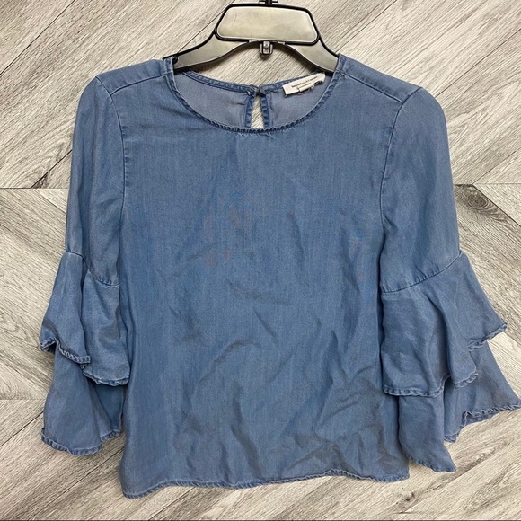 Beachlunchlounge Denim Chambray Ruffle Sleeve Top - Picture 2 of 5
